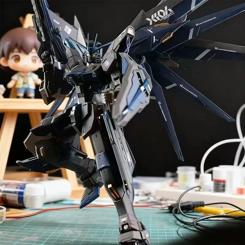 

MG 1/100 Freshman Freedom Strike2.0 Черный Феникс Меха Модель Сборка Gundam Модель Фигурка С Подставкой