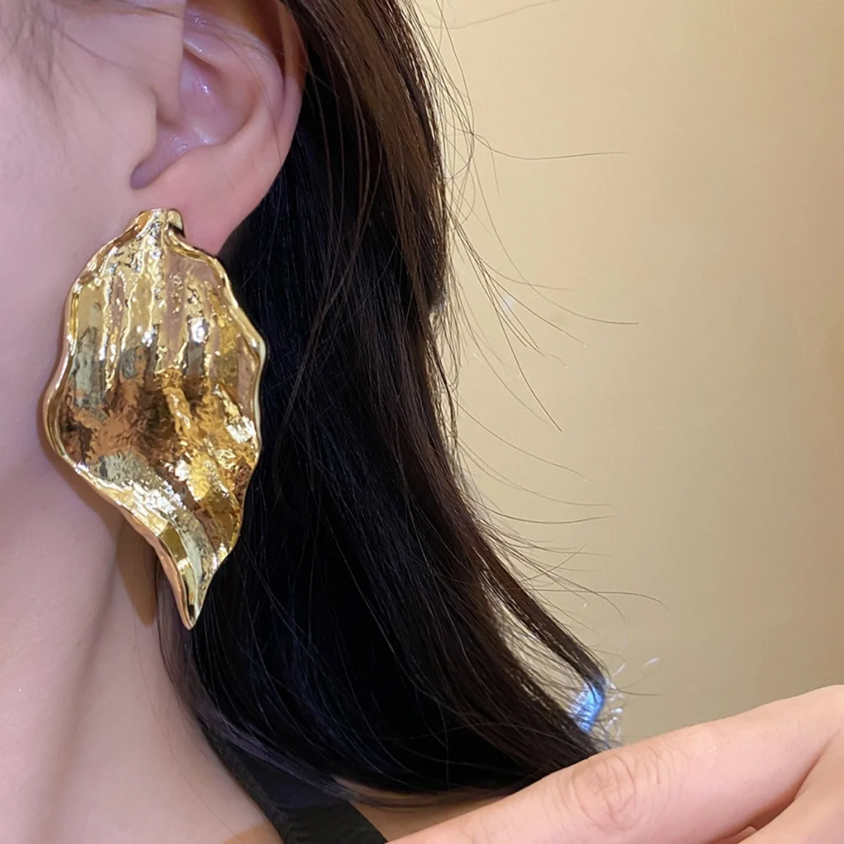 Einzigartiges Design Große Blatt-Statement-Ohrstecker für Frauen, Gekräuselte Gehämmerte Bunte Emaille-Baumblätter-Ohrringe, Partyschmuck – Detail 7
