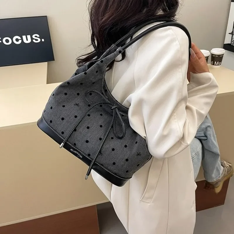 Die schicke Organizer-Designer-Wickeltasche für Damen, luxuriöse Ledertasche, elegante Umhängetasche, stilvolle Fächer