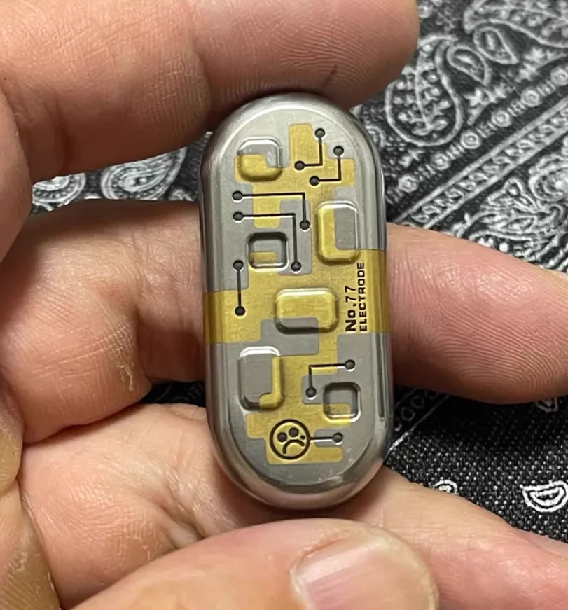 

Used EDC DZ brass electrode top b+steel section steel slider fidget slider decompression toy
