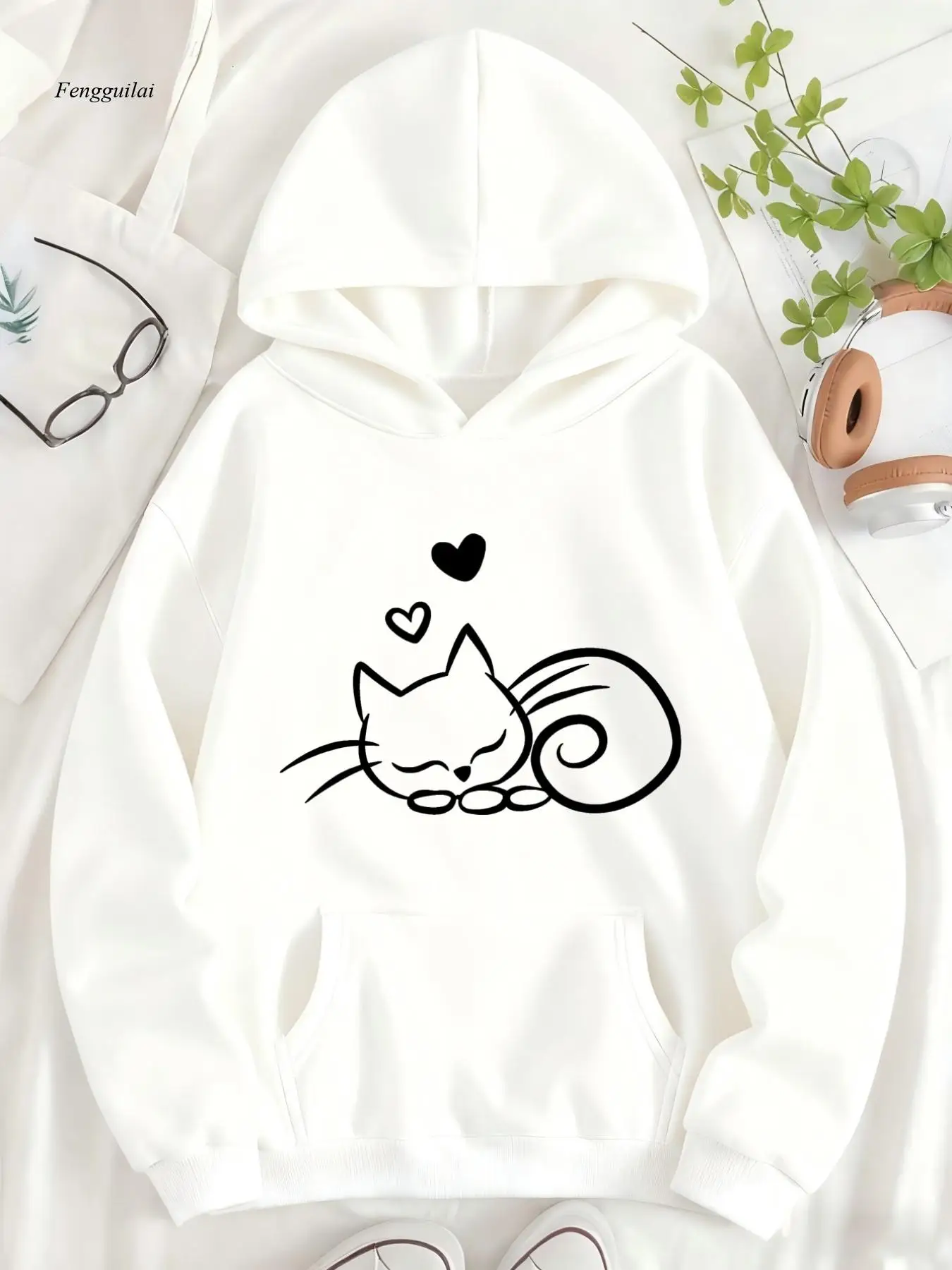 

Ярко-оранжевая толстовка с капюшоном и карманами, уникальный дизайн с кошачьим принтом и теплая подкладка. Стильный и универсальный стиль