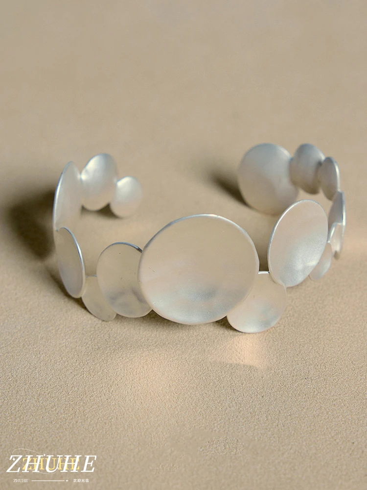 

ZHUHE The Irregular Round Bracelet In A Retro Style Is A Jewelry Accessory For Women And A Party Gift