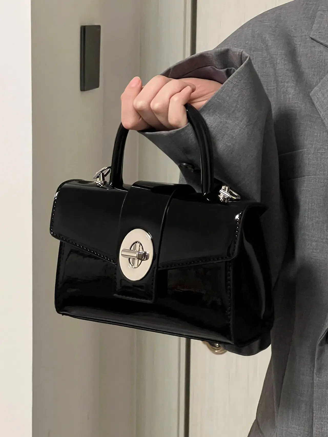 

Крутая кожаная мотоциклетная квадратная сумка 2025, новая сумка на цепочке, наклонная сумка через плечо для молодых женщин