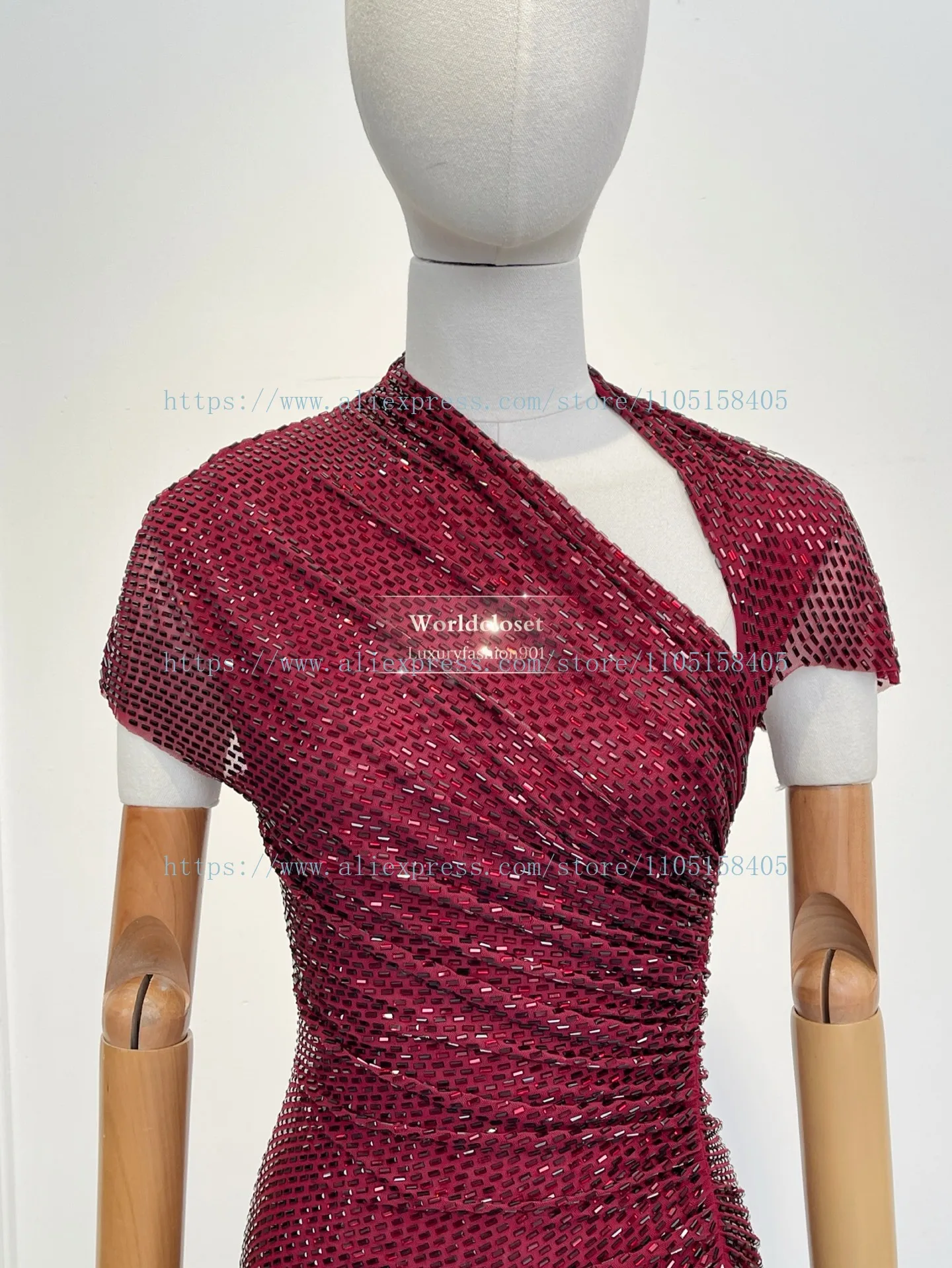 

Элегантное женское вечернее платье миди с коротким рукавом и асимметричным воротником, украшенное красными стразами, коллекция 2026 года