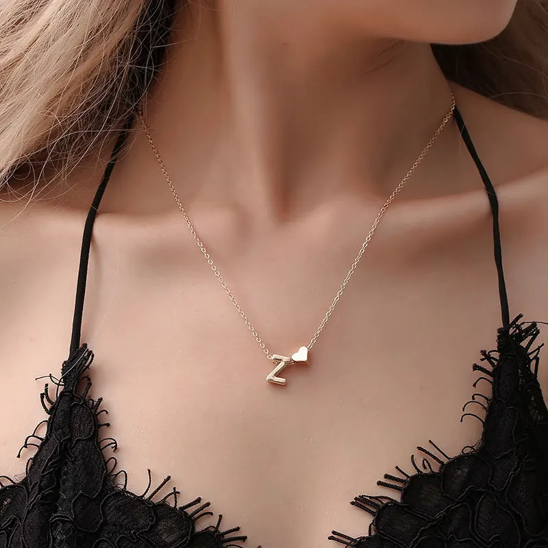 26 Letters Tiny Dainty Heart Initial Pendant Naszyjniki dla kobiet Złoty kolor Imię Biżuteria modowa Chokers Collares Prezent dla przyjaciela