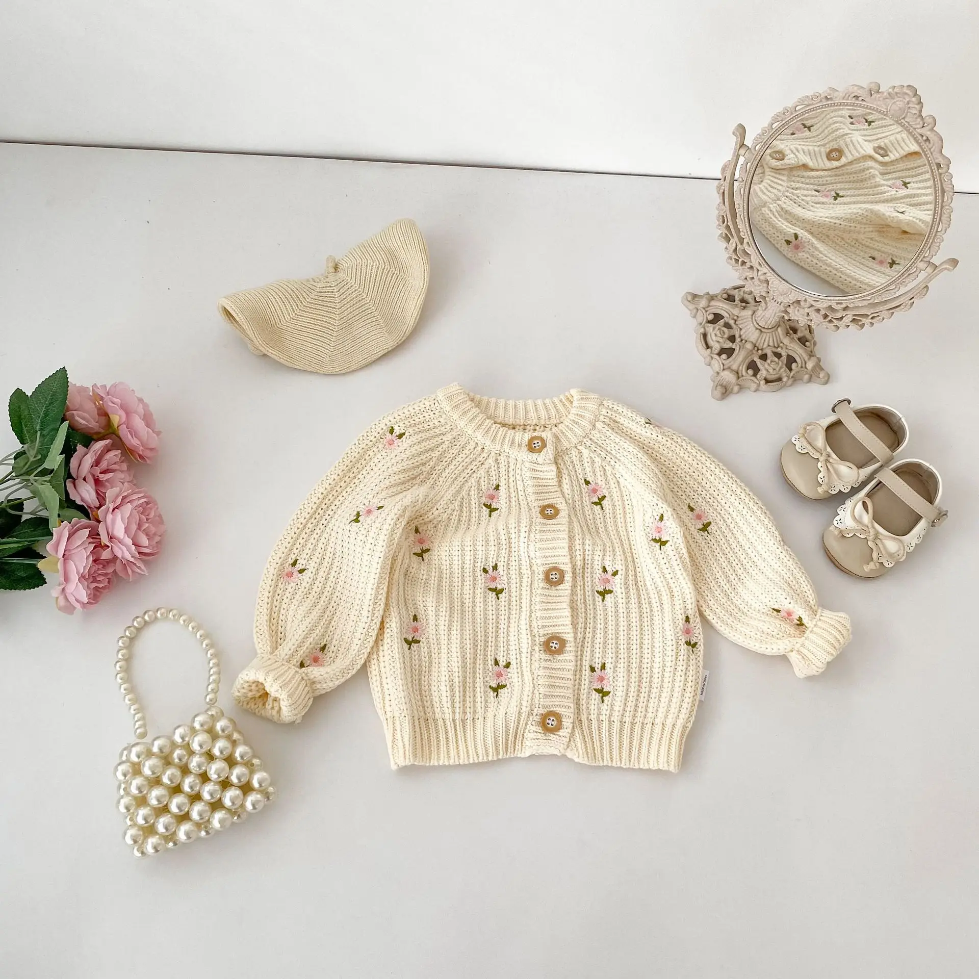 2026 Herbst Neue Kinderpullover mit Blumenstickerei Mädchen Strickwaren O-Ausschnitt Mädchen Strickjacken Koreanischer Stil Strick-Outfit