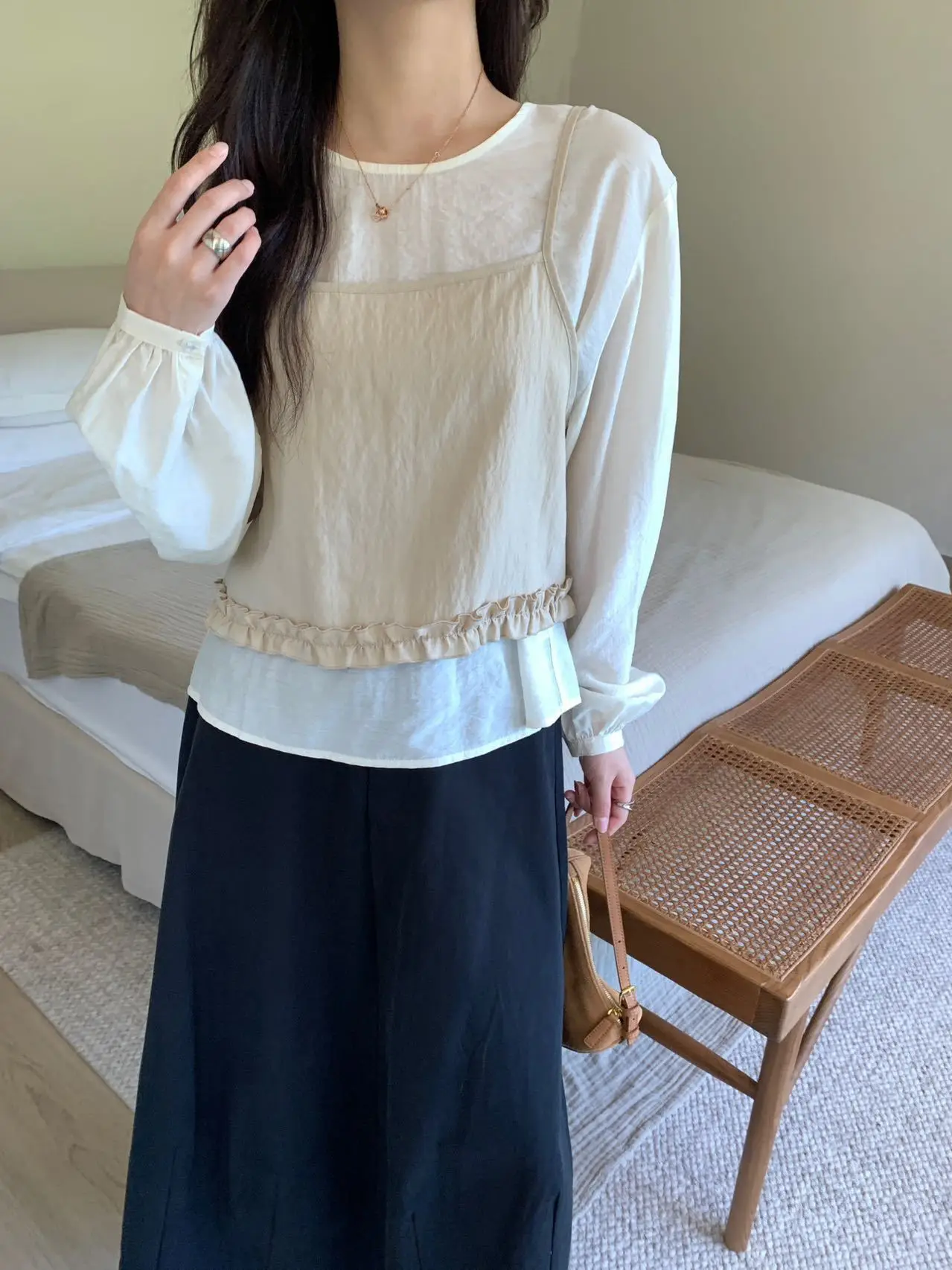 

Женский комплект из двух предметов: топ с рюшами и короткими рукавами, свободного кроя, с круглым вырезом, и брюки. Модель T427.