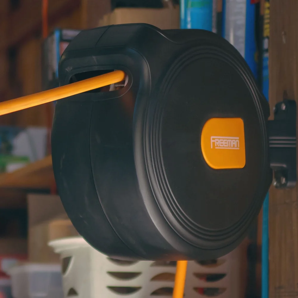 بكرة خرطوم هواء مدمجة قابلة للسحب 1/4 بوصة × 65 قدم نظام تثبيت على الحائط خالي من المشبك PVC Hybrid 300 رطل لكل بوصة مربعة تصميم دوار 180 درجة