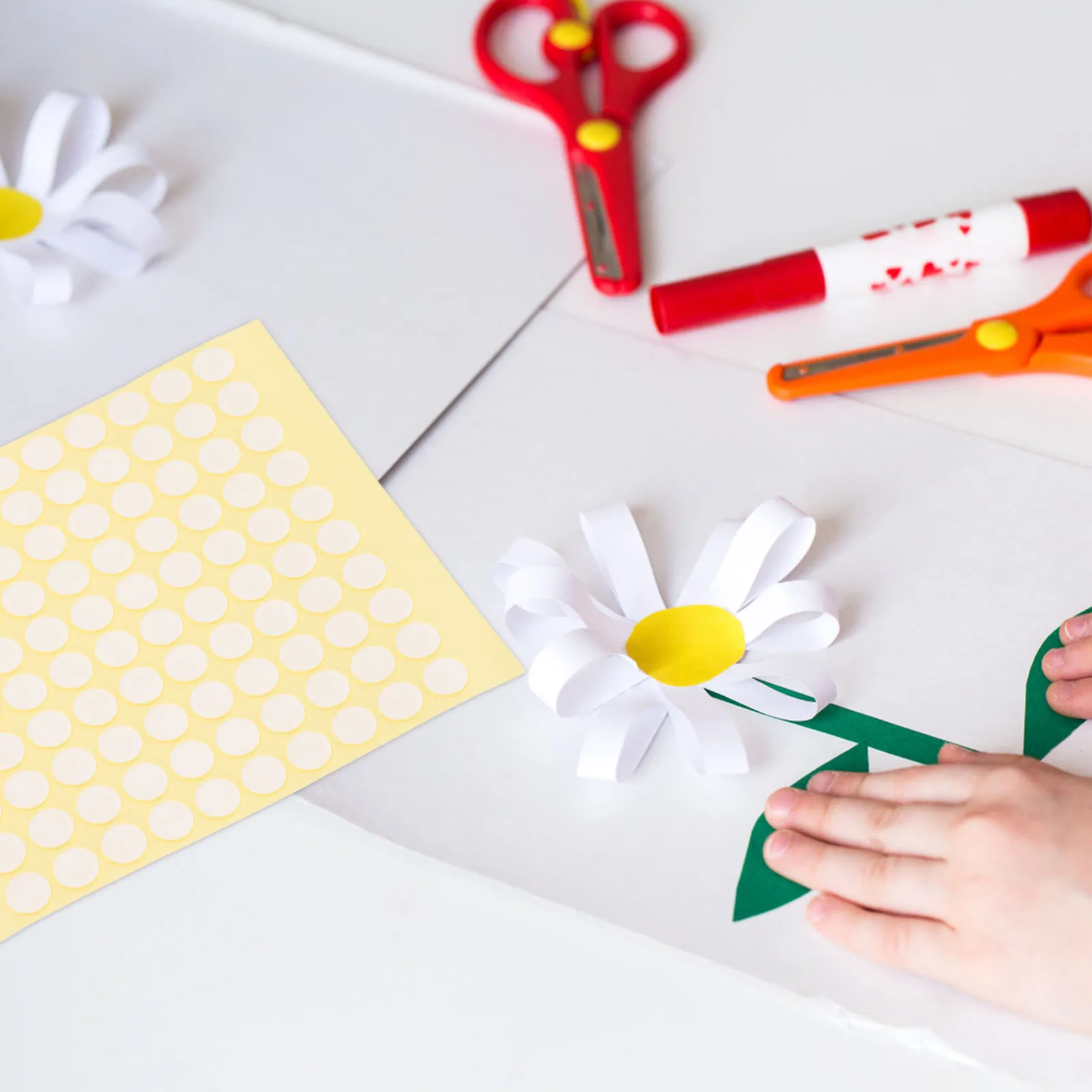 

500Pcs Clear Round Adhesive Dots Double Sided Transparent Stickers Balloon Glue Patch for Party Crafts Removable Non