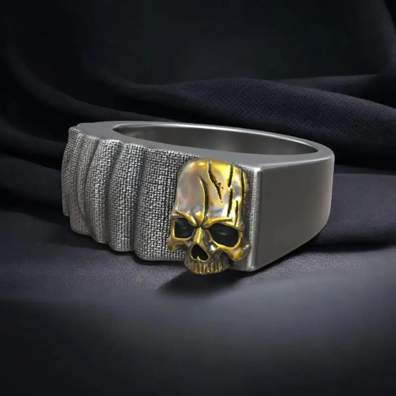 Handgefertigter الذهبي Totenkopfring mit structureiertem Stoffmuster und schwarzem Silberband، dunkel und stilvoll