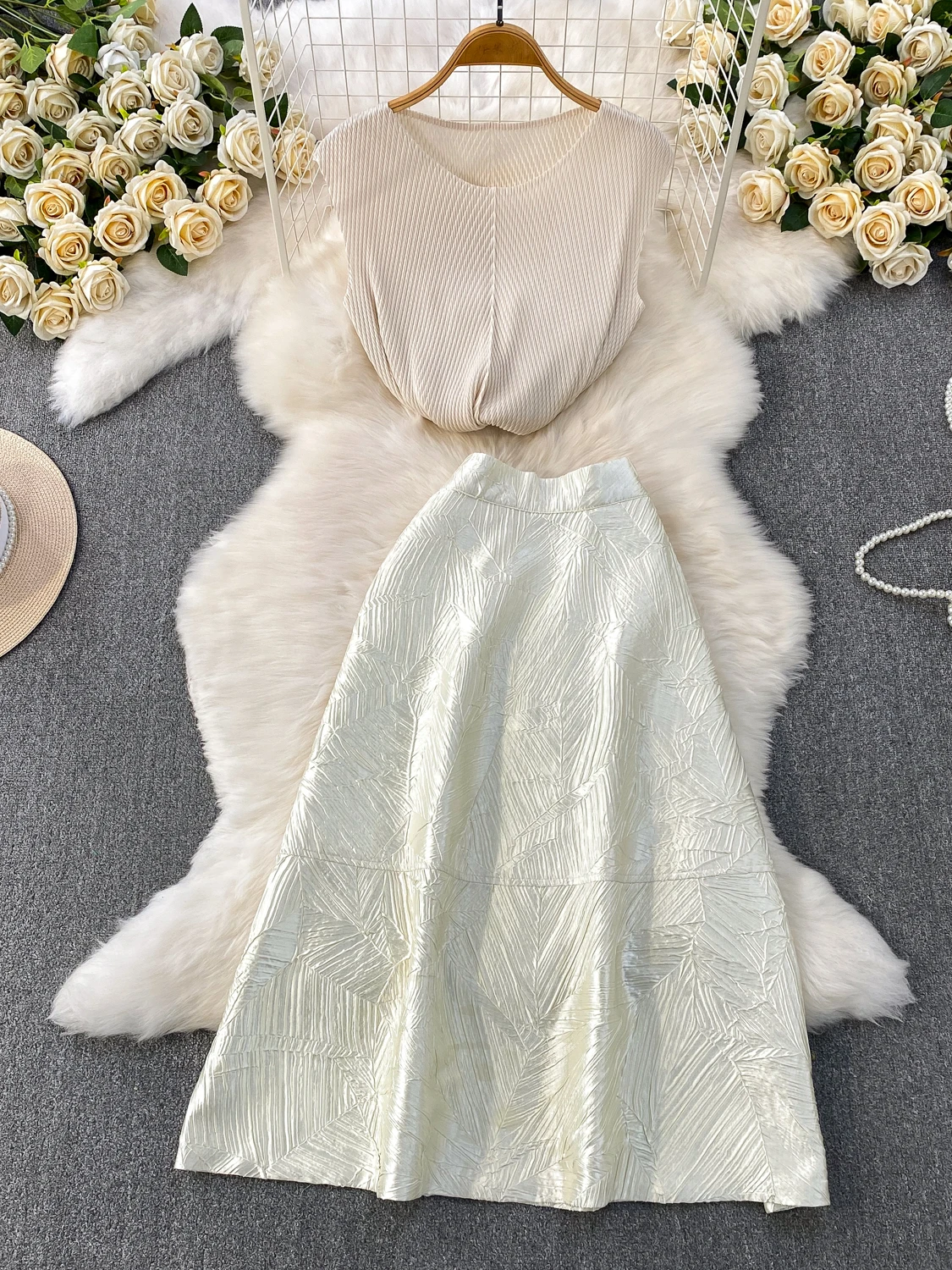 

Faionable Elastic Folded round Ne Svel Vest Top And Heavy Embroidery Long Skirt Two Piece Set for Young Women