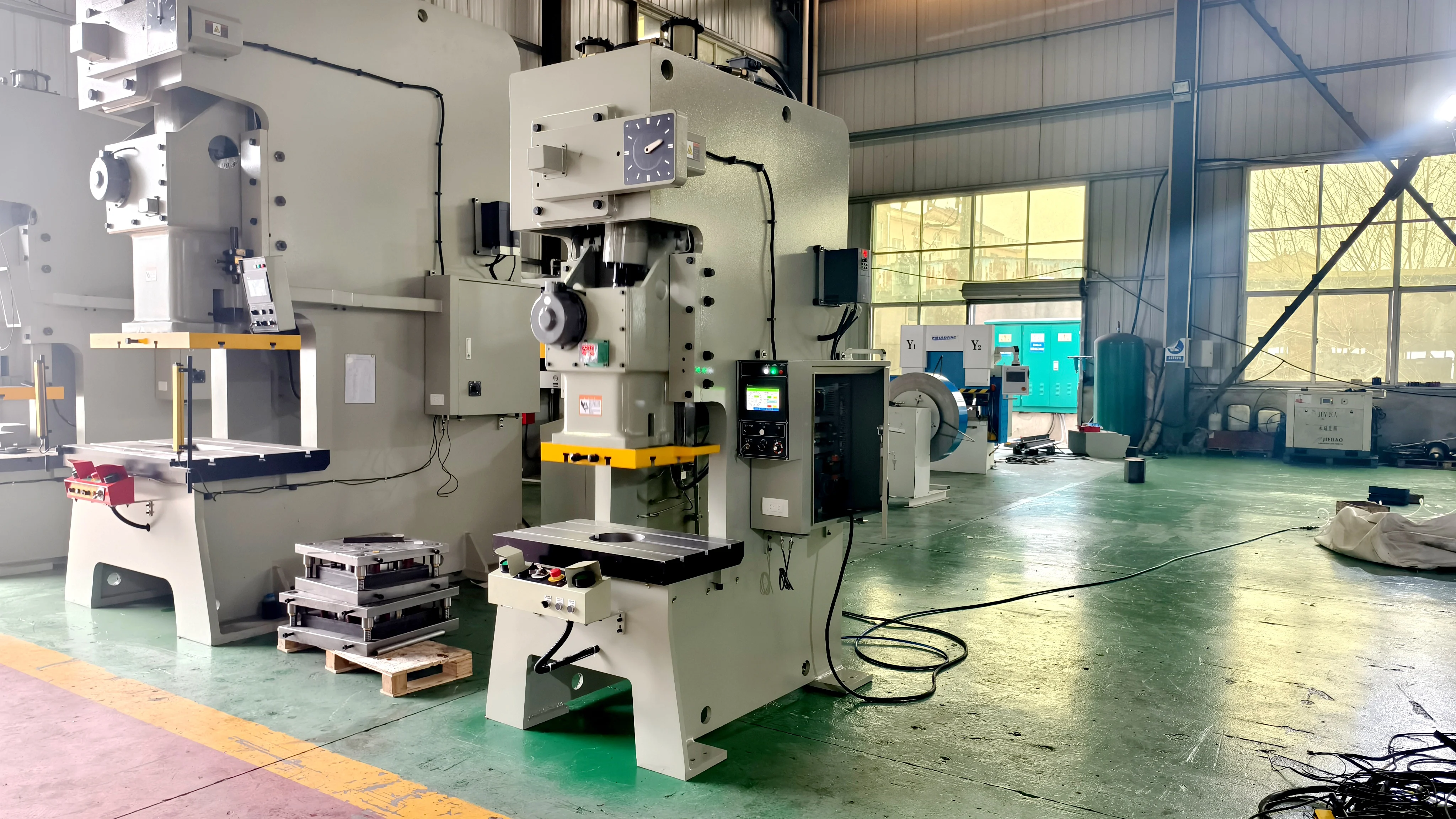 تصنيع 45 طن APA C نوع آلة التثقيب الهوائية قابل للتعديل الصفائح المعدنية CNC ثقب آلة ضغط الطاقة