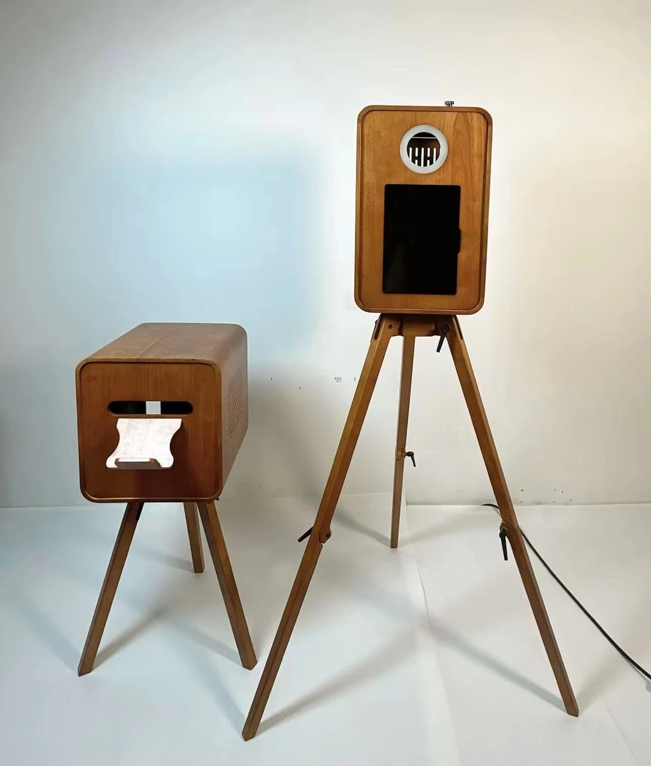 

Retro Wooden Photo Booth 18.5 "Magic Mirror Plus ipad Double-sided Wooden Magic Mirror Photo Booth with Flight case