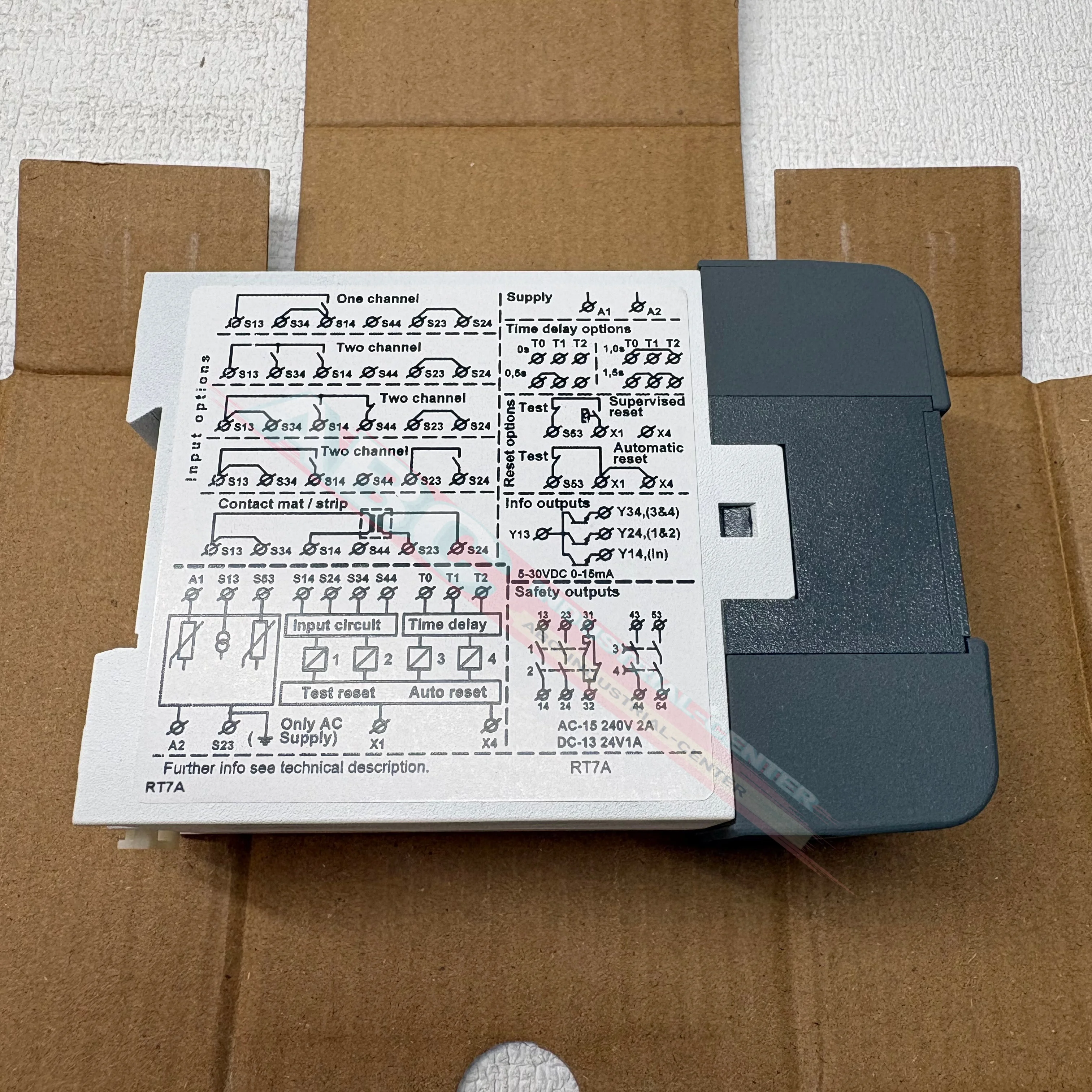 2TLA010028R2000 New  RT7A Safety relay original
