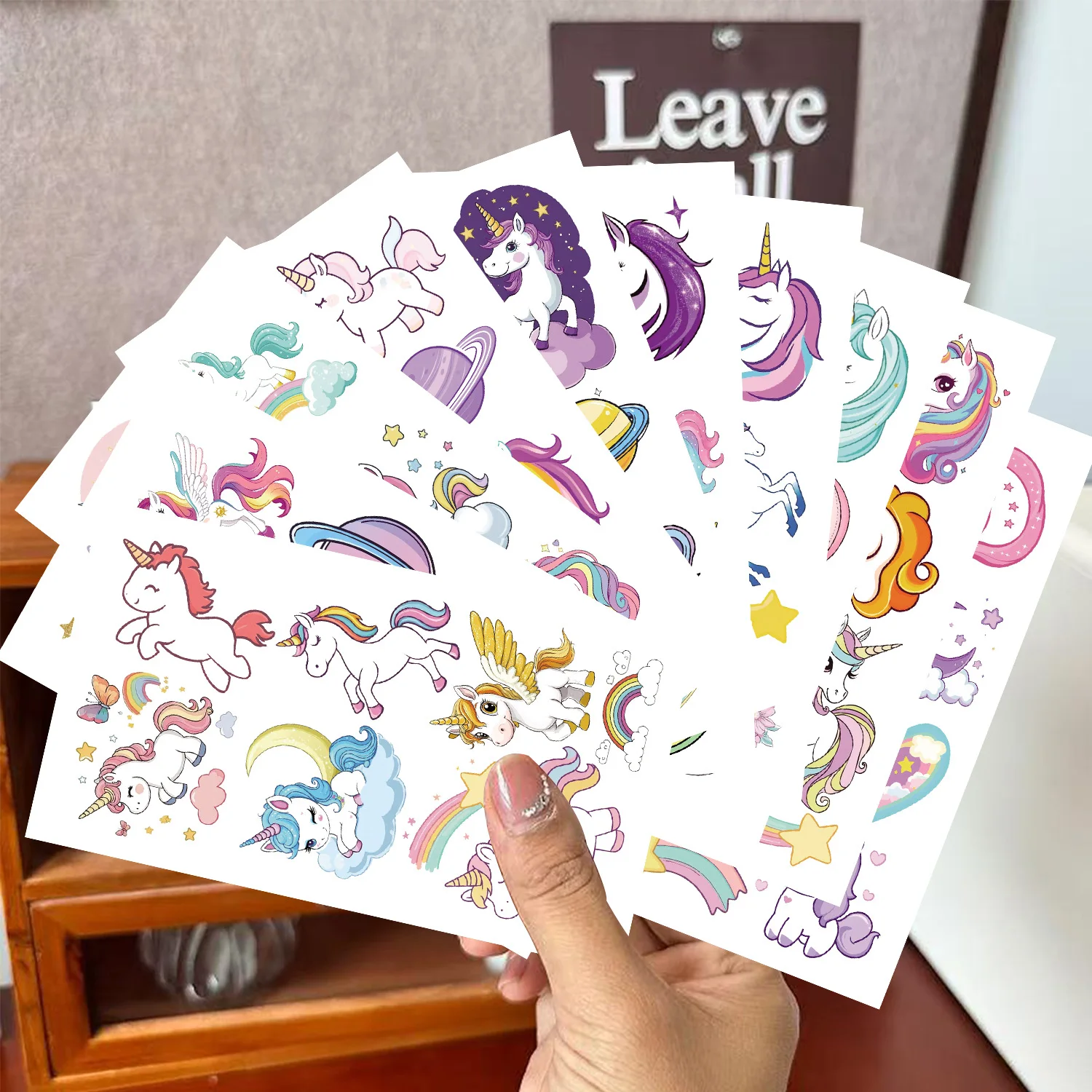 Mainan stiker tato menyala dalam gelap, stiker mainan anak, stiker hadiah pesta lucu Unicorn, dekorasi grafiti hewan tahan air 10 lembar