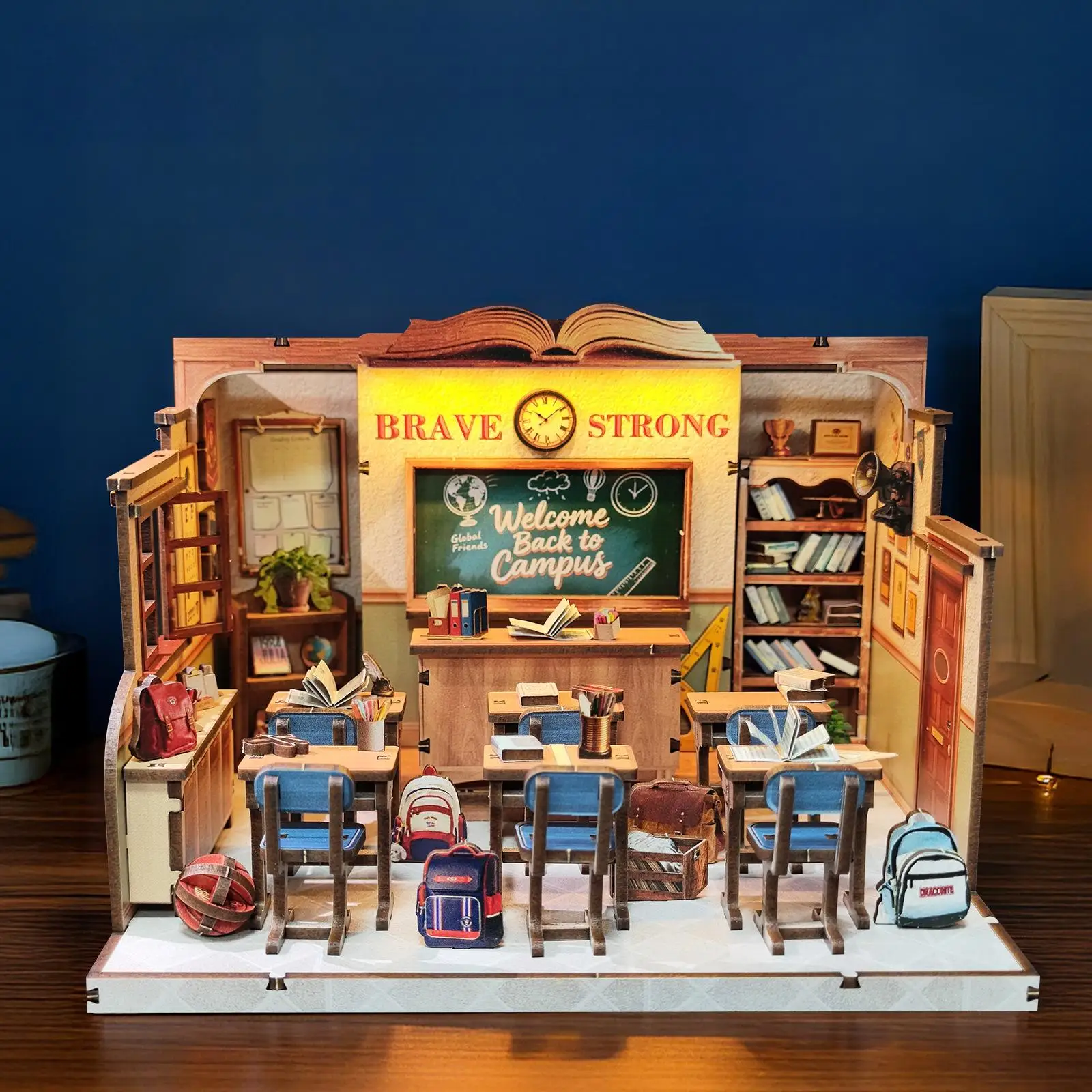 OUZEY 3D houten "Student Days" poppenhuis DIY Kit - miniatuur klaslokaalmodel met meubilair, nostalgisch cadeau voor vrienden