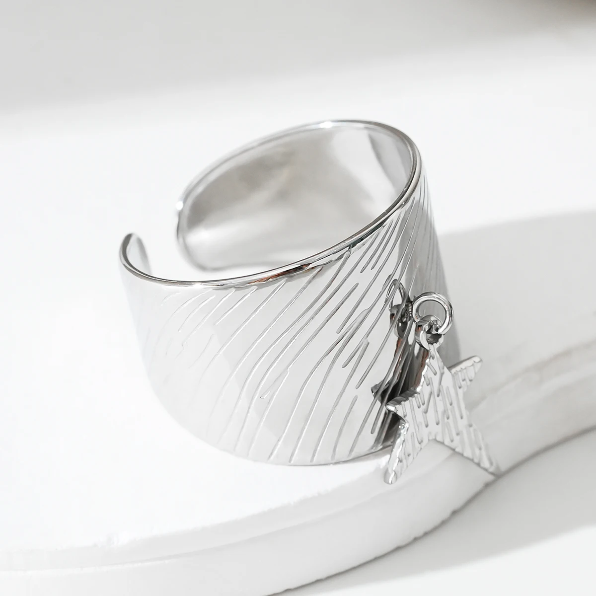 Fashionable Five-Pointed Star Pendant Adjustable Ring 14k Gold-Plated Stainless Steel Jewelry for Trendsetters