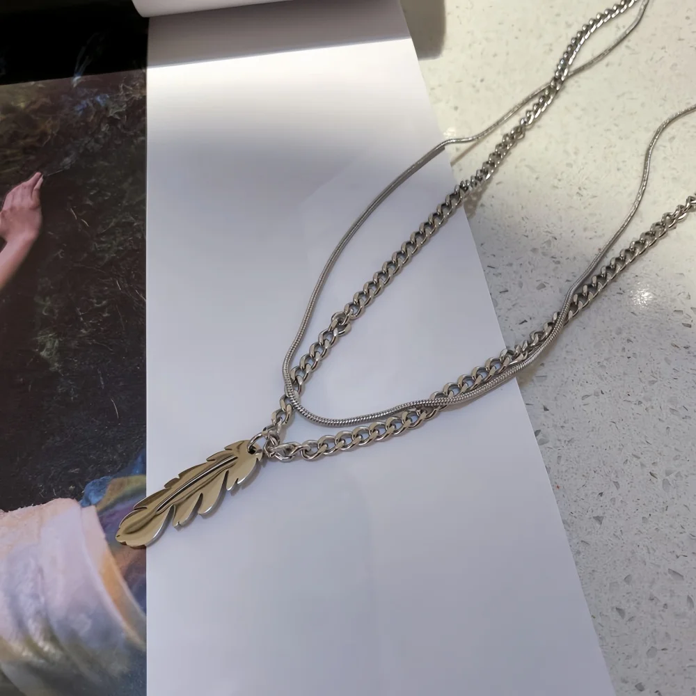 Einfache silberfarbene Edelstahl-Feder-Anhänger-Mehrschichtkette für Männer, Retro Hip-Hop Damen Party-Schmuck – Detail 4