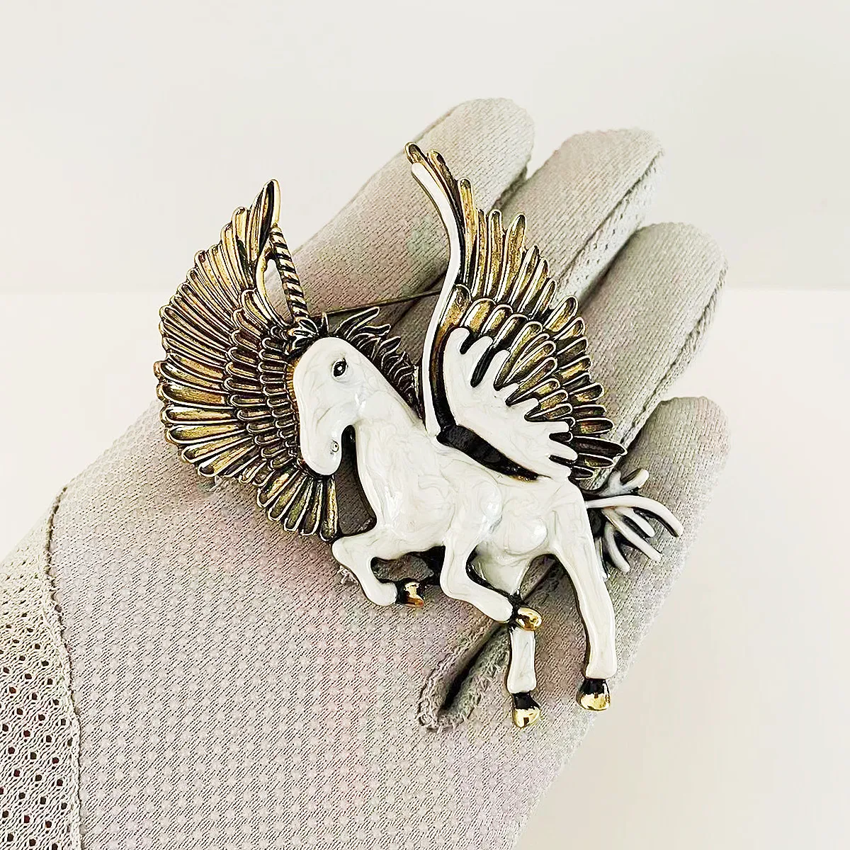 

MITTO FASHION JEWELRIES AND HIGH-END ACCESSORIES ENAMEL FLYING UNICORN VINTAGE PIN WOMEN BROOCH