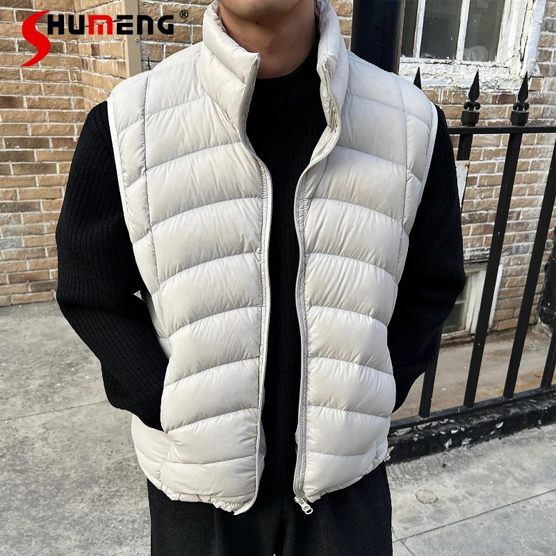 سترات رجالية عصرية بيضاء مبطنة للأسفل 2025 شتاء جديد دافئ مريح سترات بدون أكمام معاطف رجالية خفيفة الوزن بلون سادة وسحاب للأسفل