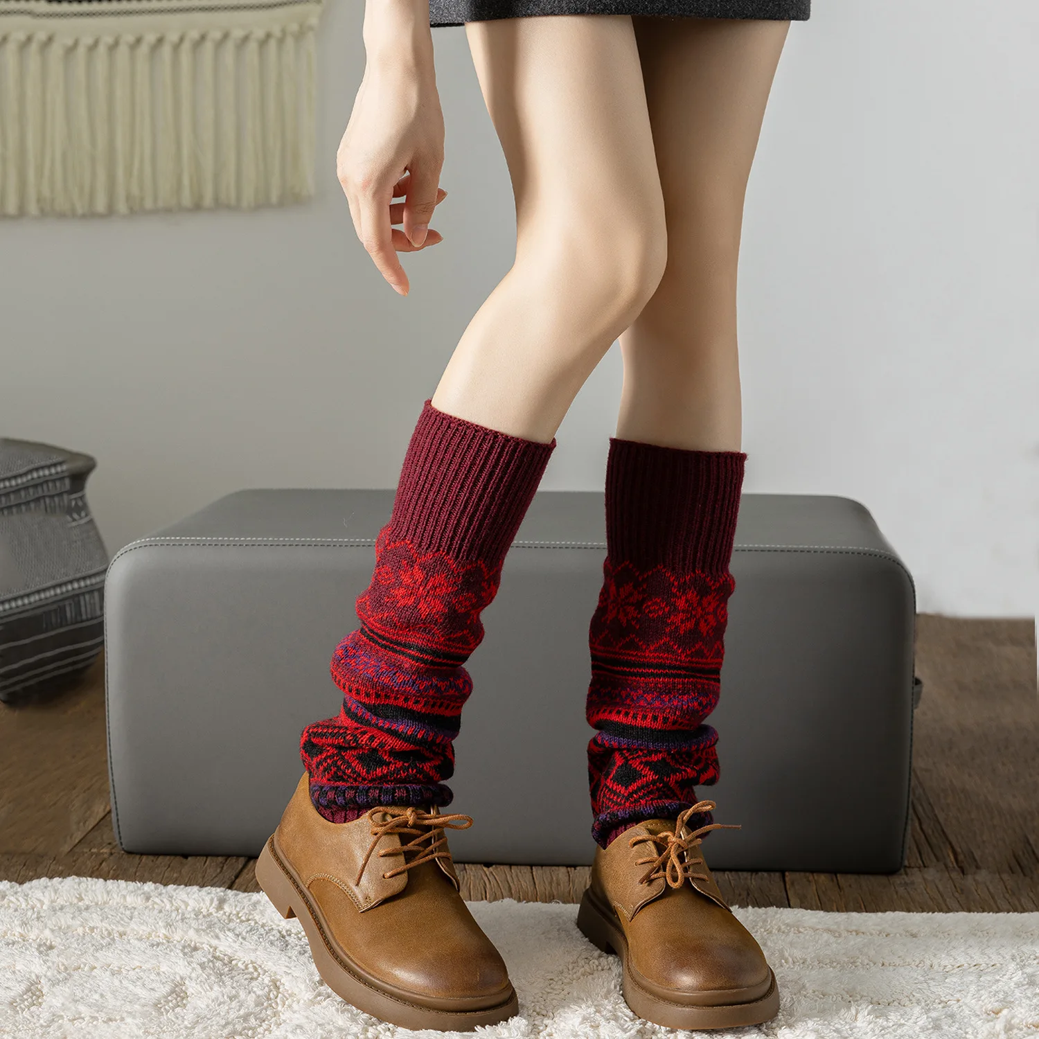 2025 nuevo superventas Otoño e Invierno calcetines cálidos Retro Navidad copo de nieve contraste Color cubierta de pierna todo-fósforo Simple