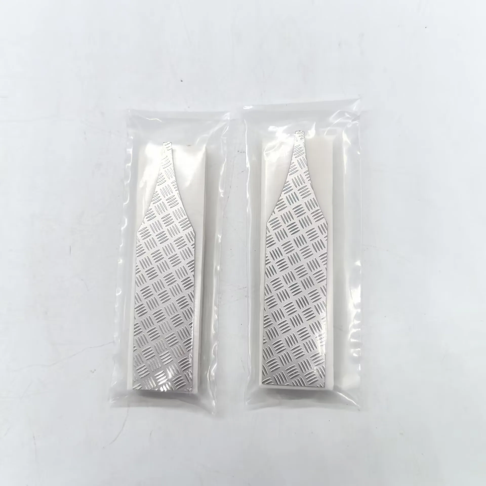 

2PCS RC Truck Mid Fender Skid Plate Metal Decorative Panel For 1/14 Tamiya SCANIA 770S R620 For VOLVO BENZ MAN Car Accessories