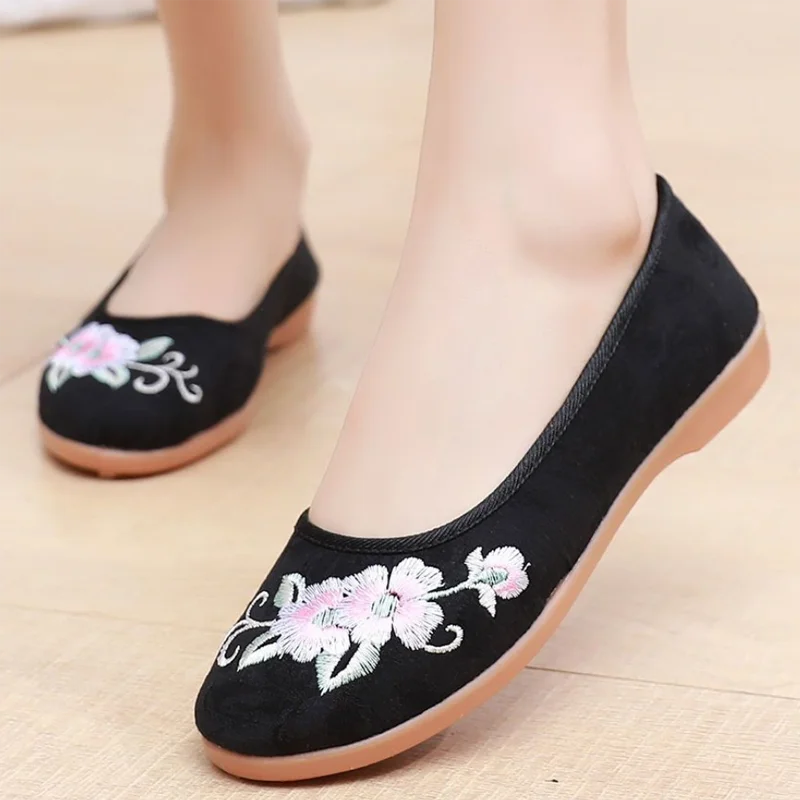 New Fashion Ladies Shoes Flat Soft Sole Casual Embroidery Chinese Women\'s Shoes