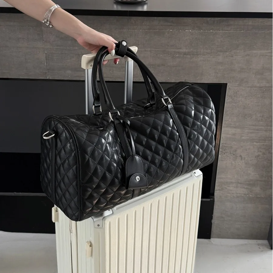 sac-bandouliere-leger-en-cuir-brode-motif-losanges-couleur-unie-pour-sport-et-fitness-ideal-pour-les-courts-sejours