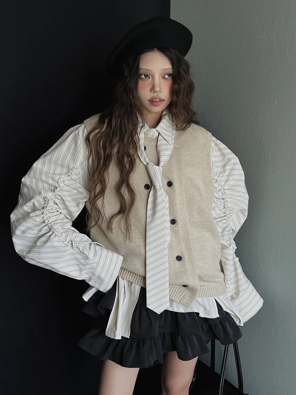 Schicke, herbstliche, gestreifte, lange Sve-String-Strickweste für Damen, Irt Design Sensation, doppelt geknöpftes Strickoberteil