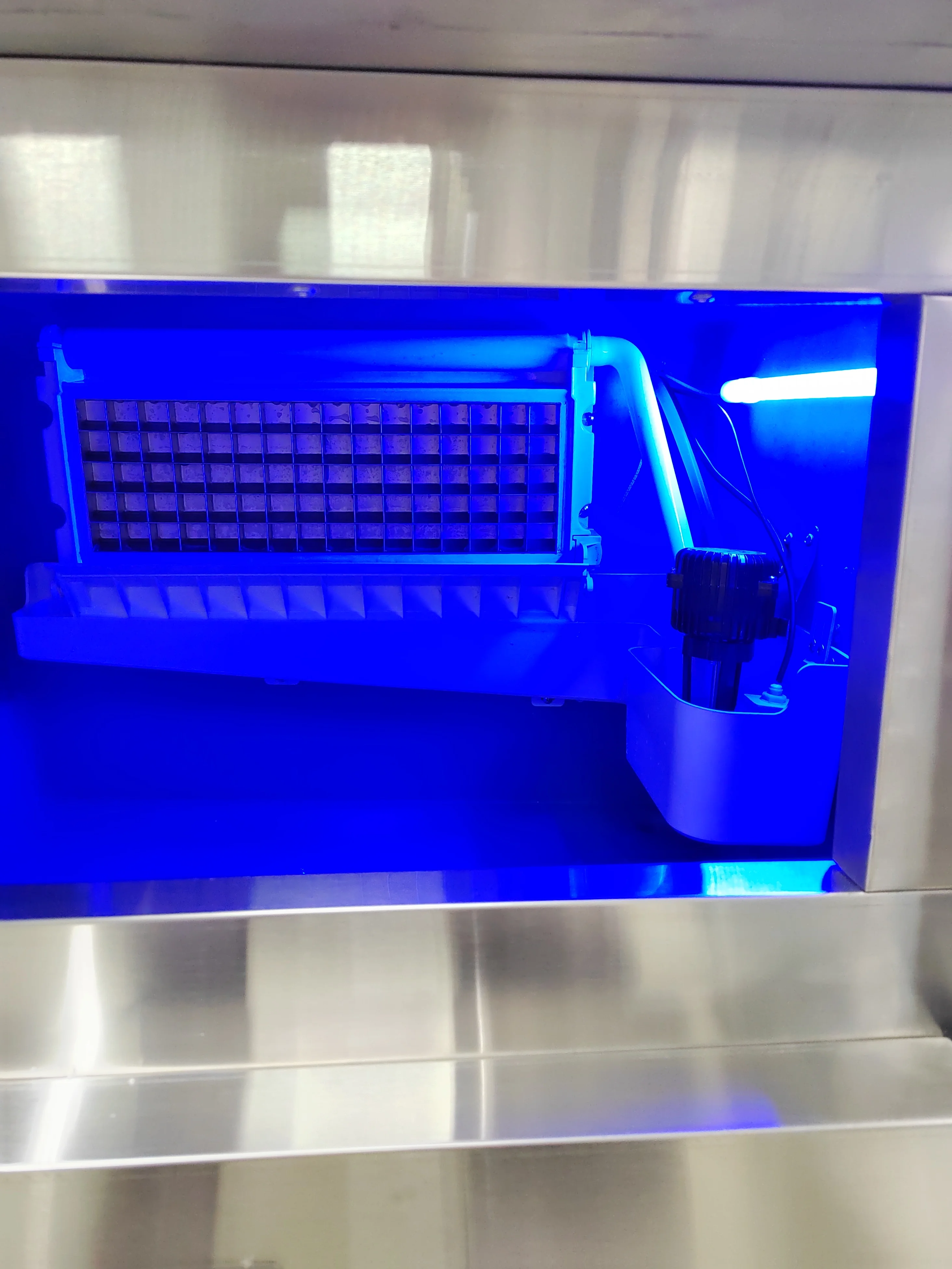 เครื่องทำน้ำแข็งอัตโนมัติ ICM-120P สำหรับธุรกิจ ขนาด 65 กก. คุณภาพสูง พร้อมไฟสีฟ้า ราคาโรงงานถูก เหมาะสำหรับโรงแรม/ร้านกาแฟ