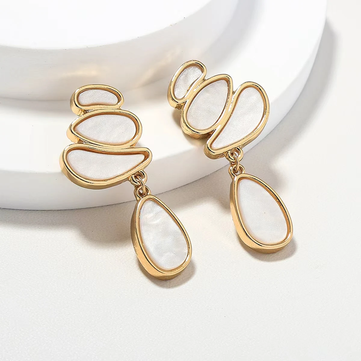 

Temperament, fashionable, individual, light luxury water drop earrings design unique high-end sense vacation office jewelry