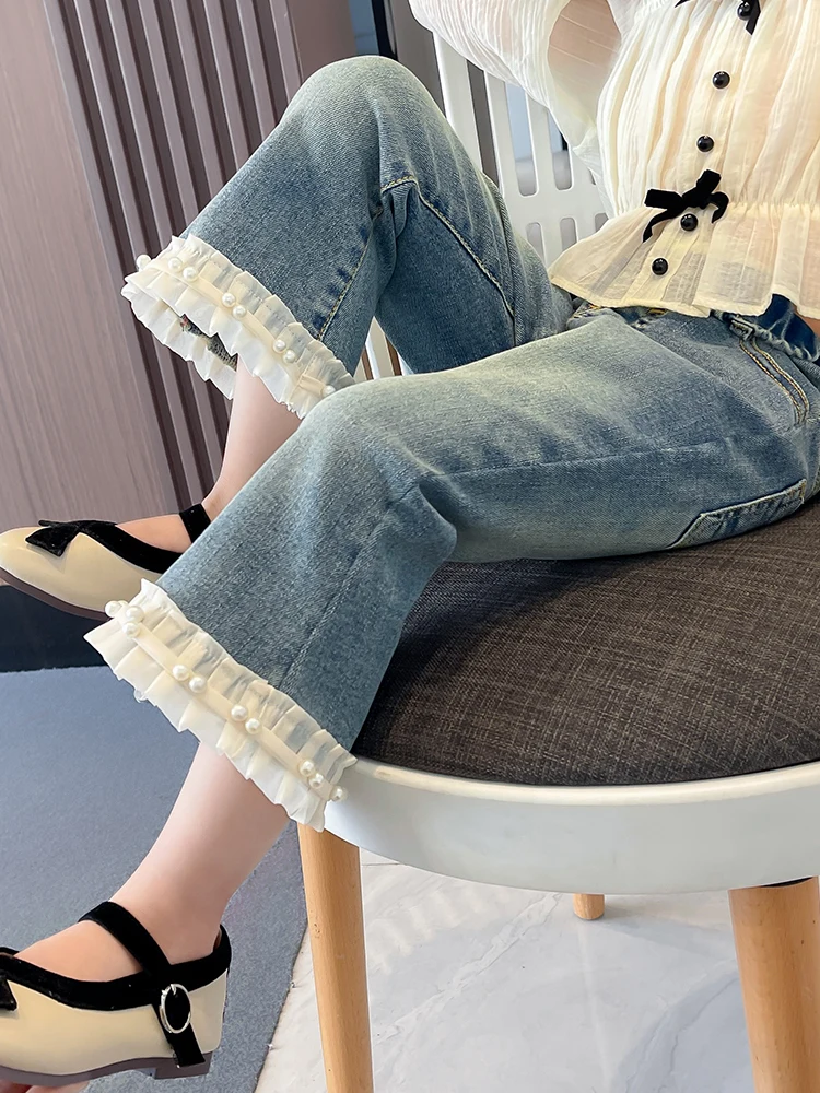 

Джинсы на весну и осень для девочек, новинка 2025, модные расклешенные брюки с рюшами и жемчугом для маленьких девочек, детская одежда