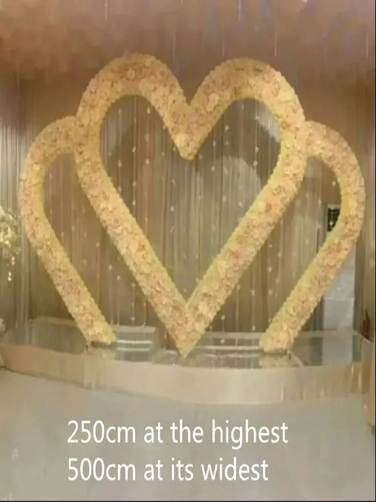 خلفية قوس زفاف معدنية ضخمة ثلاثية على شكل قلب، اقتراح حفلة عيد ميلاد ديكور خلفية عائلية خارجية