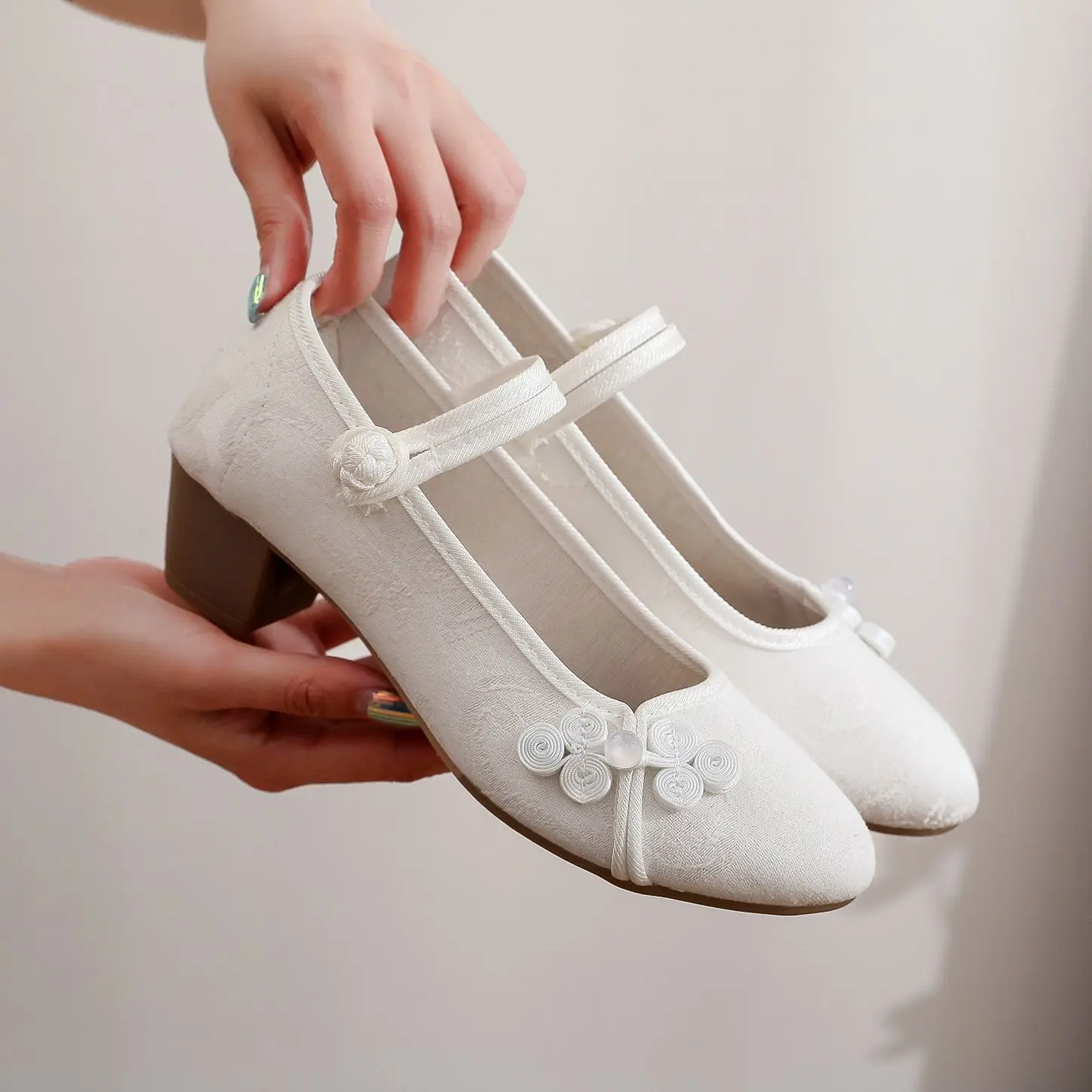 

2026 Women's White Beige Gray Flower Decor Mary Jane Block Heel Shoes Casual Oriental Style Pumps Chinese Hanfu Shoes Q-218