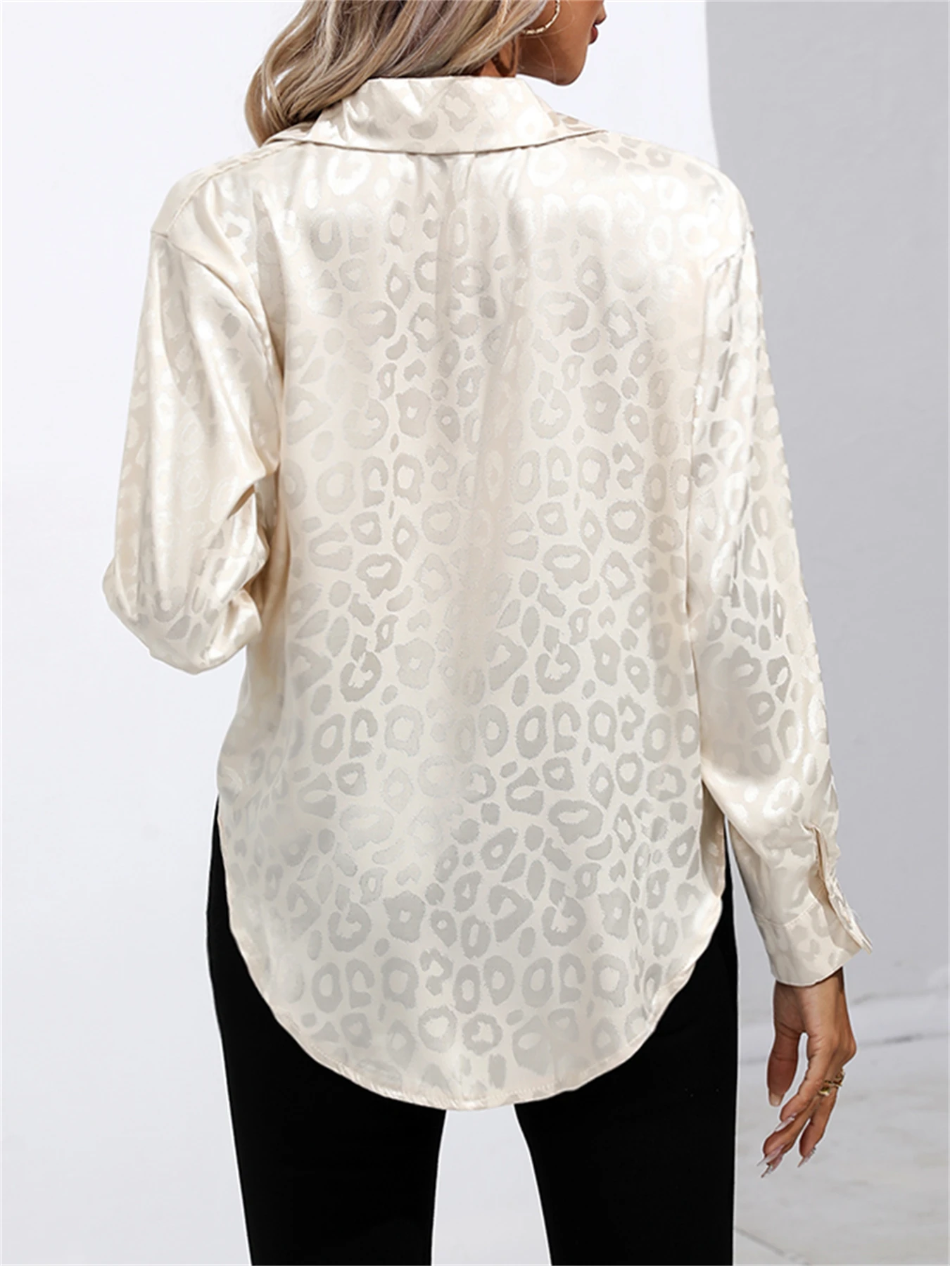 Elegante camicia leopardata a maniche lunghe con bottoni sul davanti con colletto a risvolto per camicetta in raso da donna