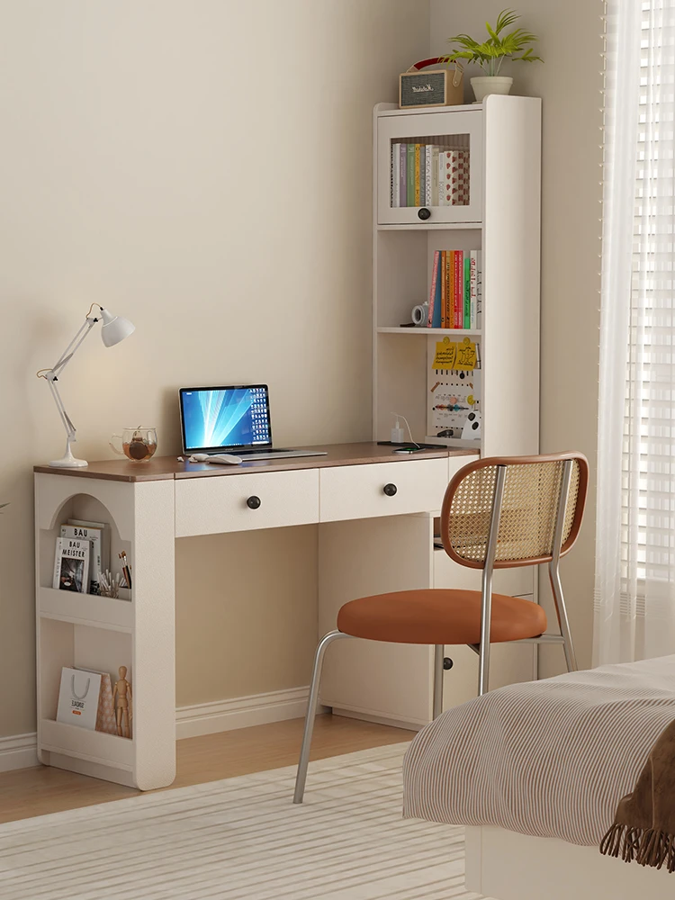 

Письменный стол-комод из массива дерева, двойного назначения, со встроенной выдвижной системой хранения большой вместимости, для небольшой квартиры.