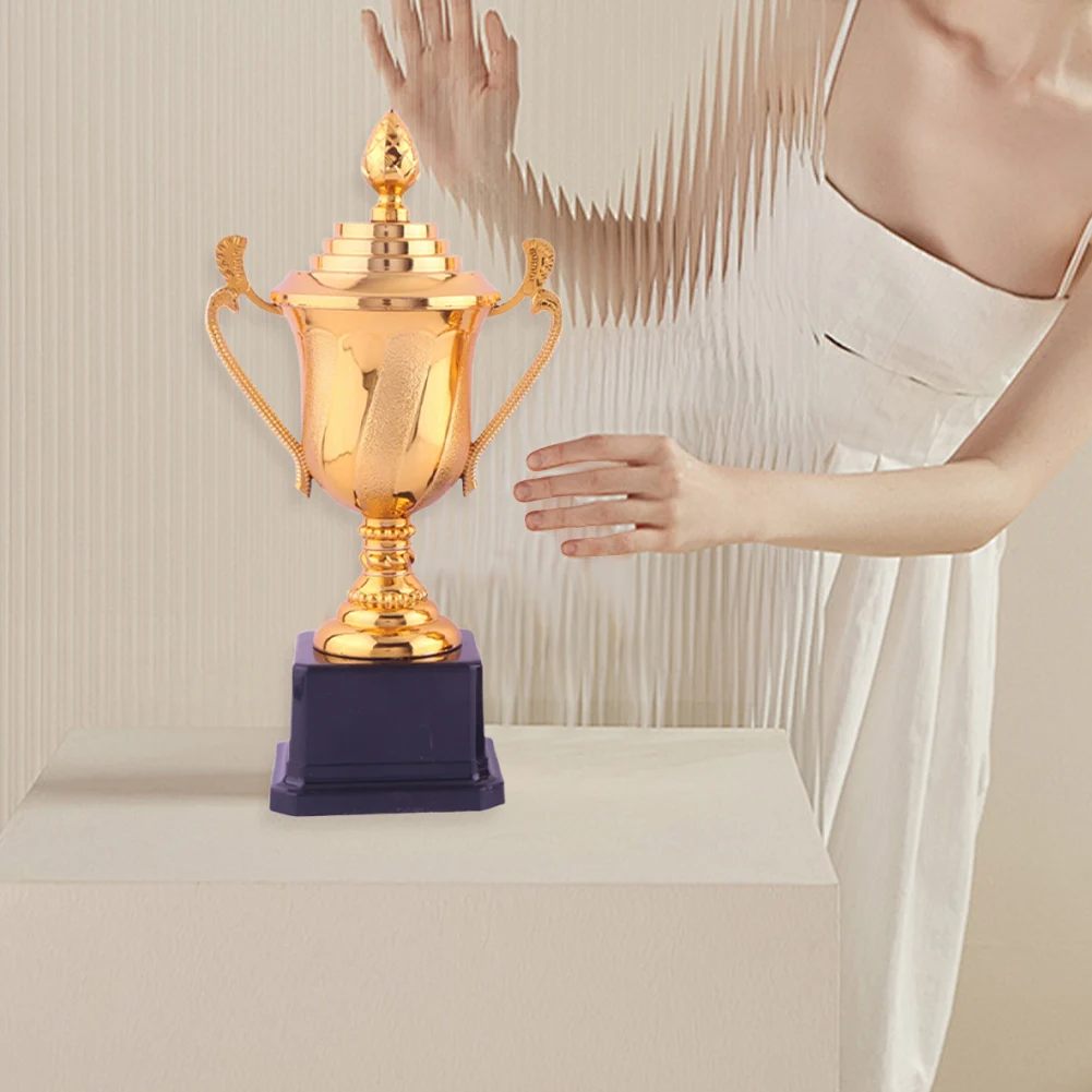 골드 트로피 컵 높이 17.5/22cm 농구 축구 트로피 핸들 및 베이스 우승자 어린이 성인을위한 수상 트로피