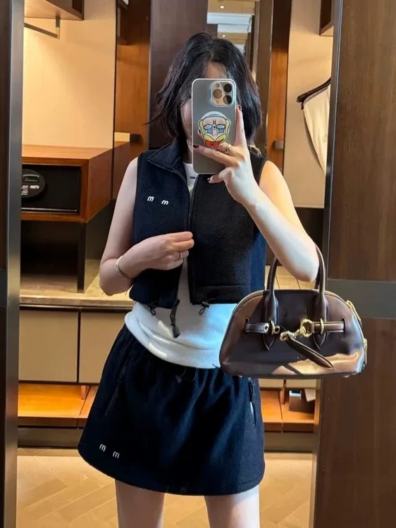 เสื้อกั๊กผ้าฝ้ายซิป Lotton รุ่น Early Autumn สำหรับผู้หญิง แฟชั่นปักตัวอักษรโลโก้ สไตล์สวมหัว ไม่มีแขน เหมาะสำหรับใส่ไปทำงาน