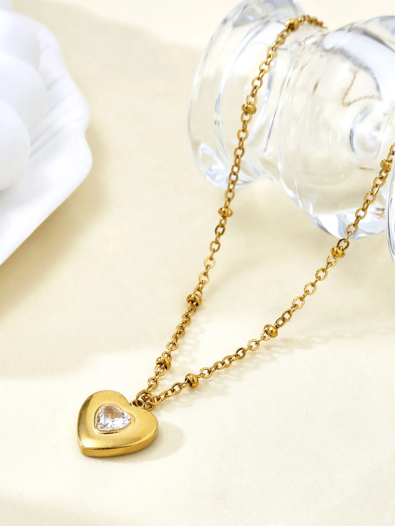 Tempérament exquis rétro doux romantique en acier inoxydable plaqué or 18 carats amour Zircon amour pendentif clavicule chaîne femme