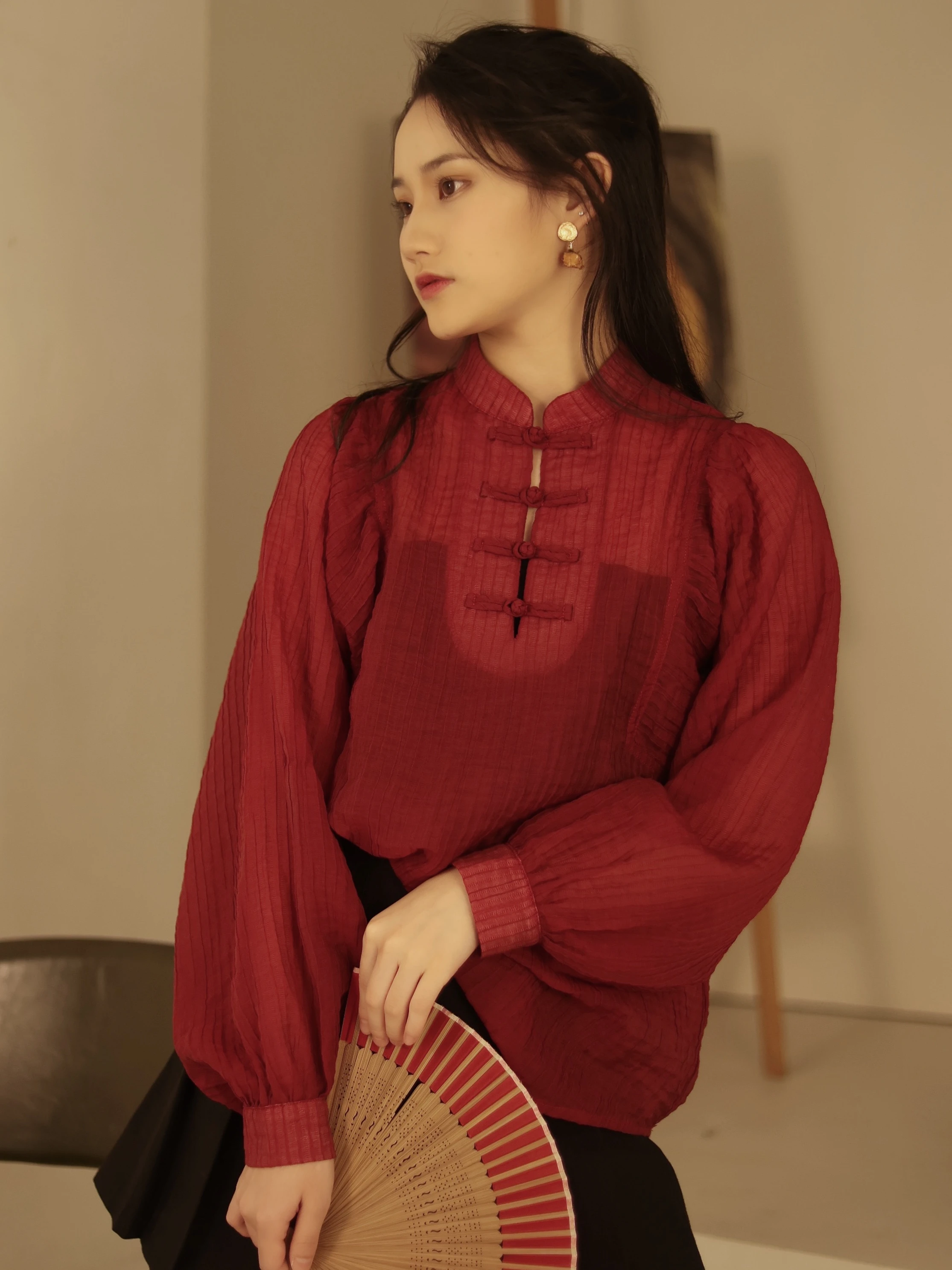 

Винтажный топ MeowJi с воротником-стойкой, длинными рукавами-фонариками, из тонкого шифона, красный, для женщин, ранняя осень, с прозрачными пуговицами