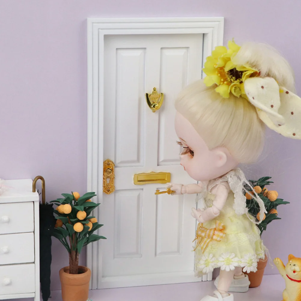 1pc Mini mobili a quattro griglie in legno fai da te per la casa delle bambole Decorazione del giardino delle fate Mini porta della casa Artigianato Decorazione della porta in legno