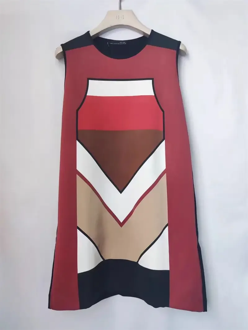 

Модное платье без рукавов с цветными блоками