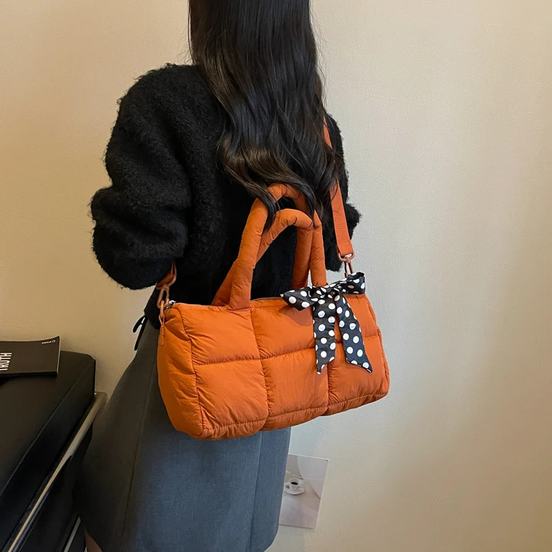 2026 Neue Designer-Schultertasche mit Karomuster, Space-Baumwoll-Handtasche für Damen, Große Kapazität, Daunengepolsterte Gesteppte Einkaufstasche für Damen – Detail 4