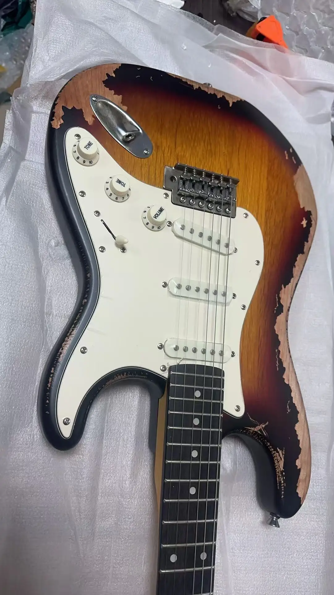 

Гитара 2026 года, цвет санберст, накладка грифа из палисандра, корпус из ели, винтажная модель