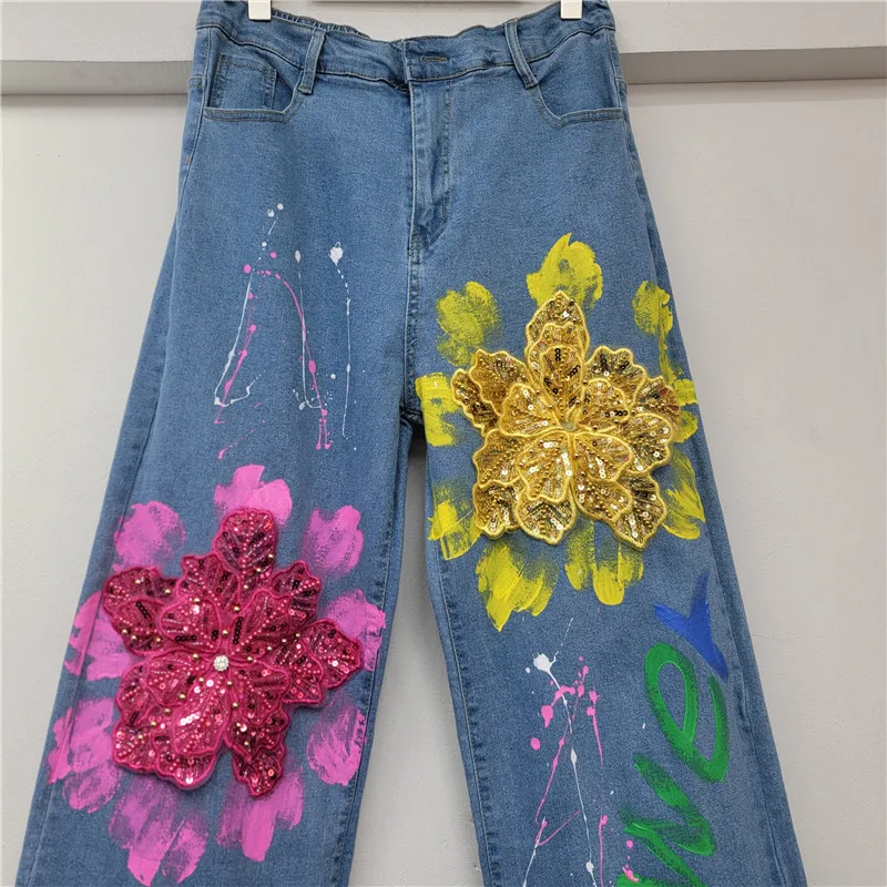 Handbemalte Graffiti-Persönlichkeit mit Pailletten und Blumen, lockere Jeans im Street-Style, lange Hosen, Denim-Hosen mit Sinn für europäisches Design