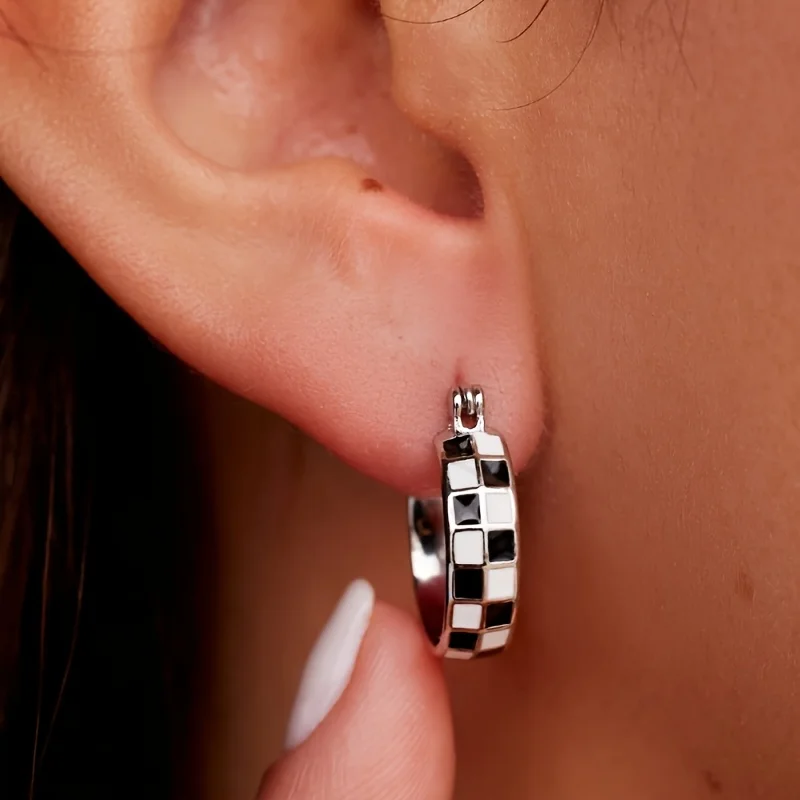 1 Pair of Women's Fashion Hoop Earrings Enamel Checkered Circle Design Versatile for Daily Wear & Parties, Casual Jewelry