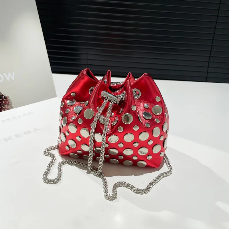 

Candy Color Rivet Bucket Bag Punk Chains Shoulder Bag Luxury Designer Bags for Women Drawstring Crossbody Bags Small Phone Purse