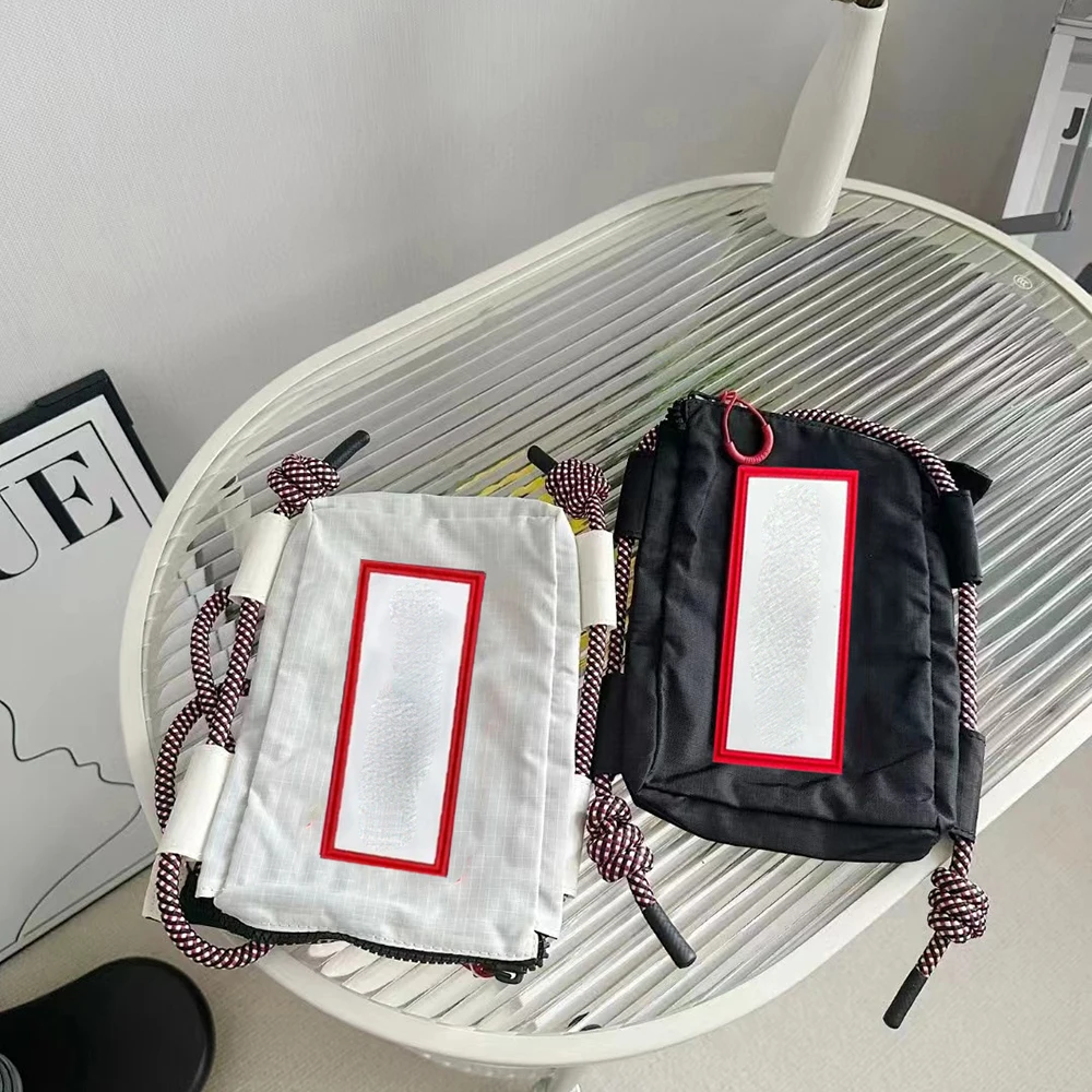 

A lightweight nylon sling bag suitable for both men and women, a fashionable mobile phone bag for outdoor and daily use.zwq