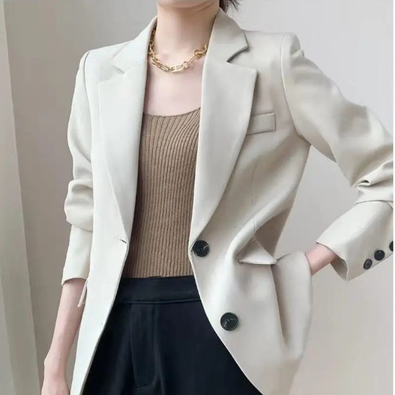 Stilvoller, trendiger, eleganter, lässiger Blazer für Damen im Herbst