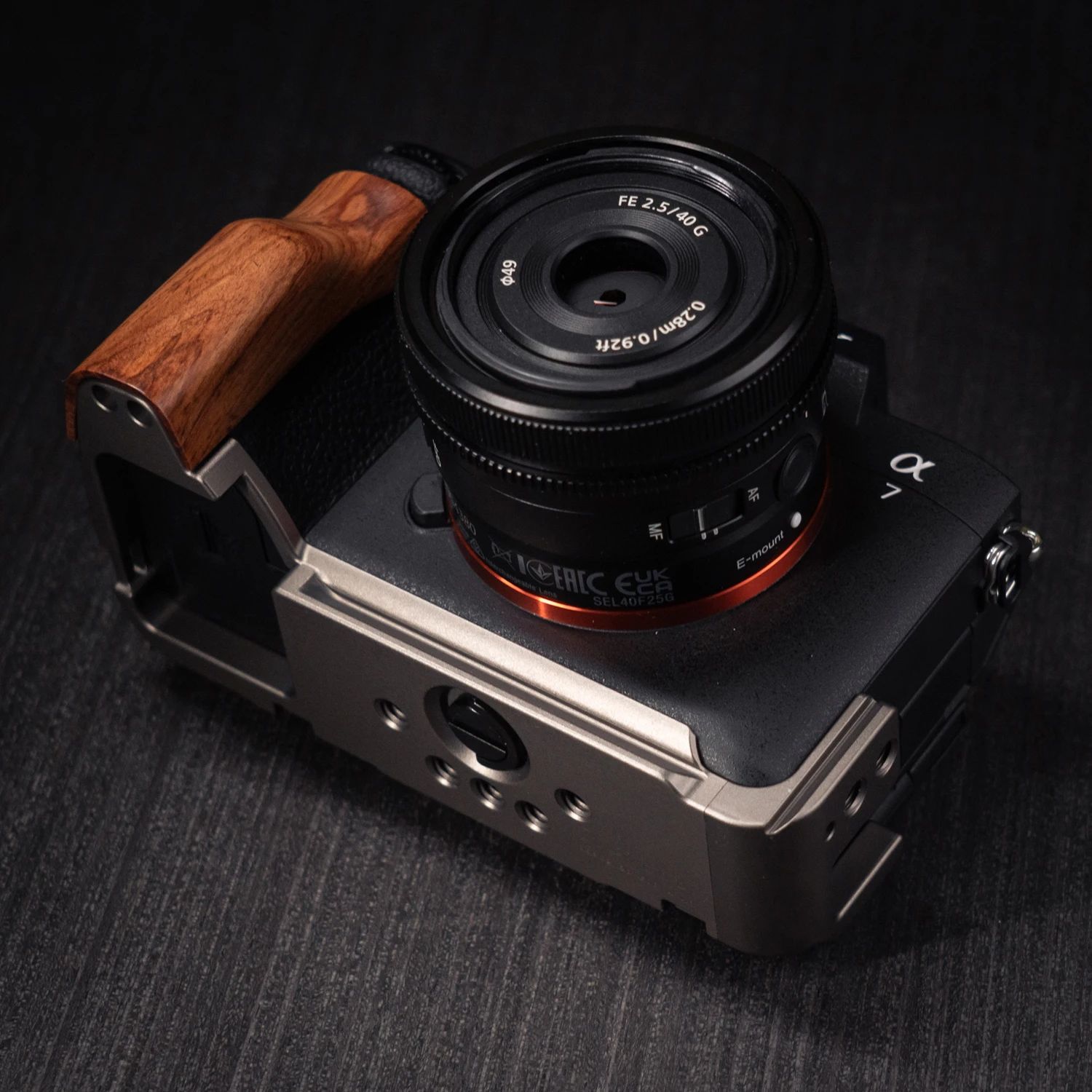 YUWOOD für Sony A7R5 / A7M4 Kamera-Cage mit Holzgriff und integrierter Schnellwechselplatte für Arca-Swiss Cage Rig Kit – Detail 36